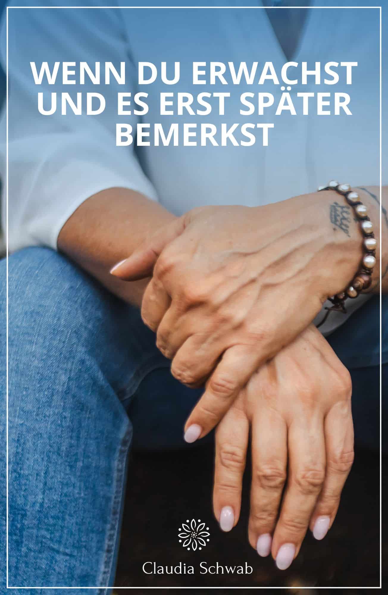 Hände mit Perlenarmband