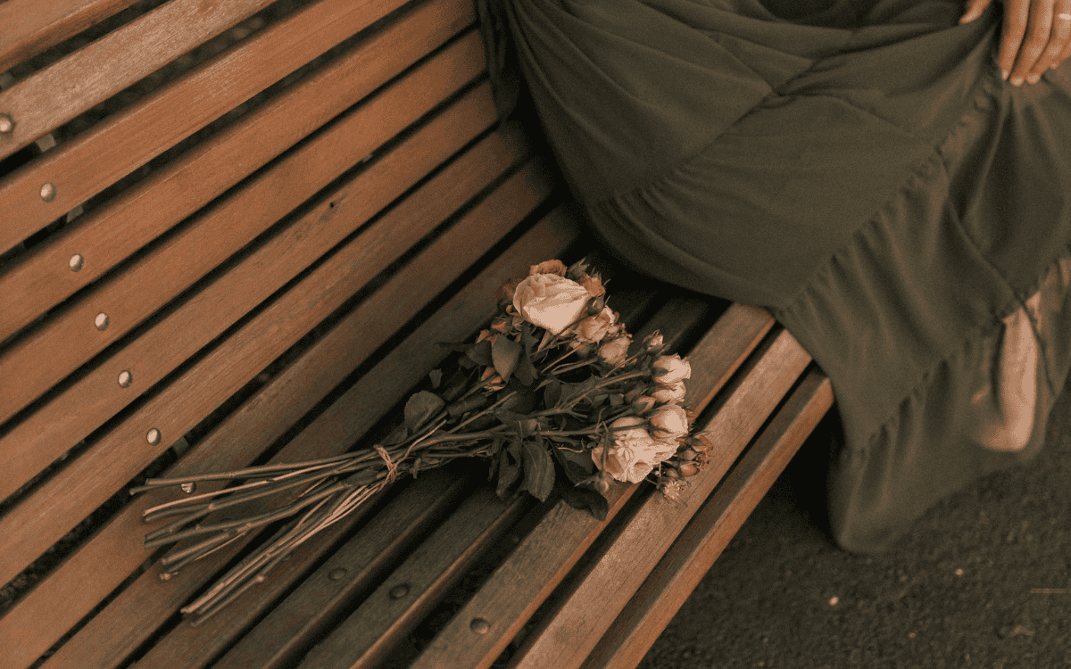 Blog Blumenstrauß auf einer Parkbank