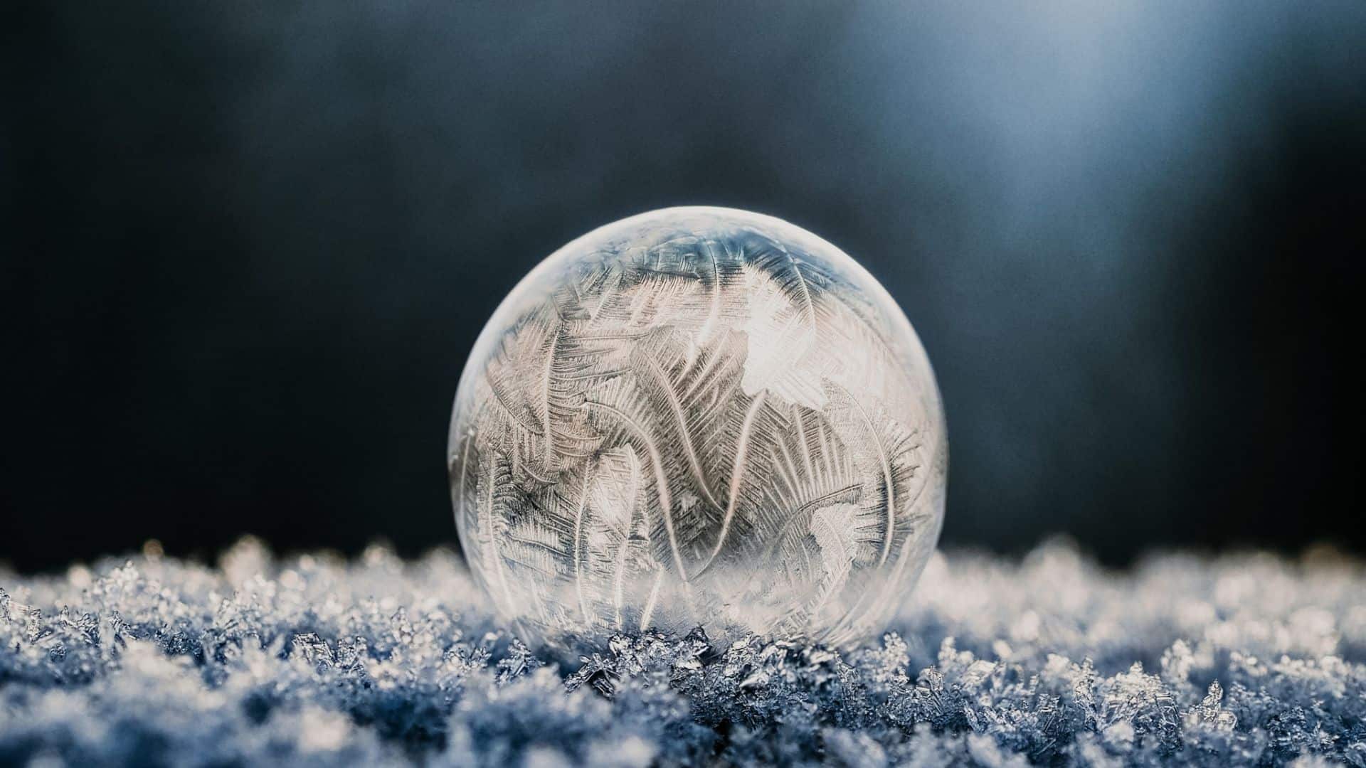 Eiskugel im Winter