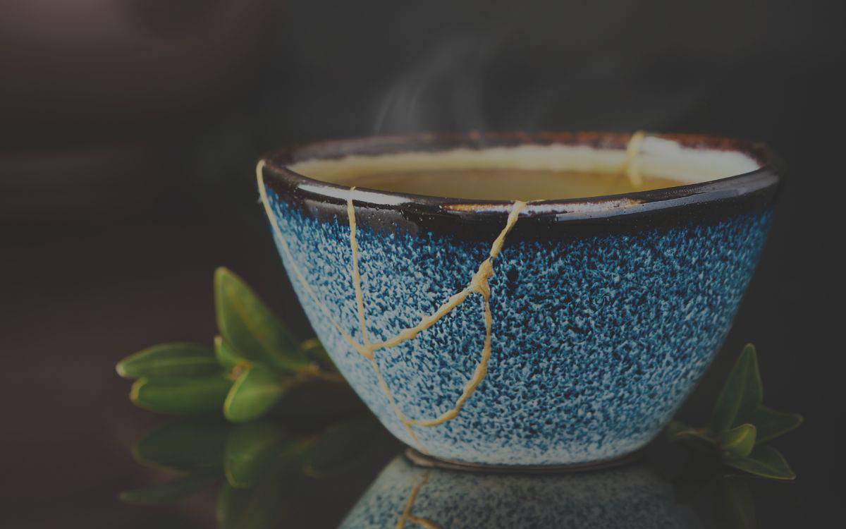 Kleine Teeschale, hellblau, braun, geklebt nach Kintsugi Priip