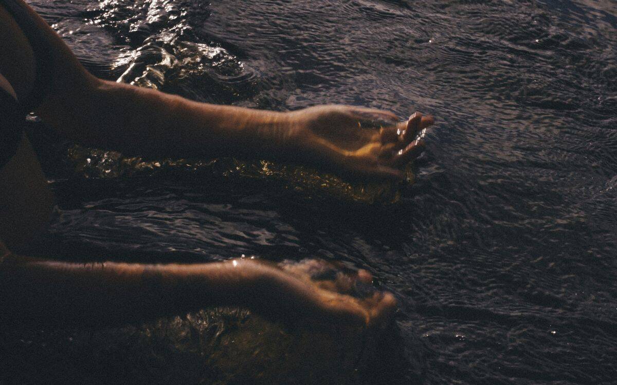 Blog (4) Handflächen geöffnet nach oben im Wasser. Wasser rinnt durch manchen Finger